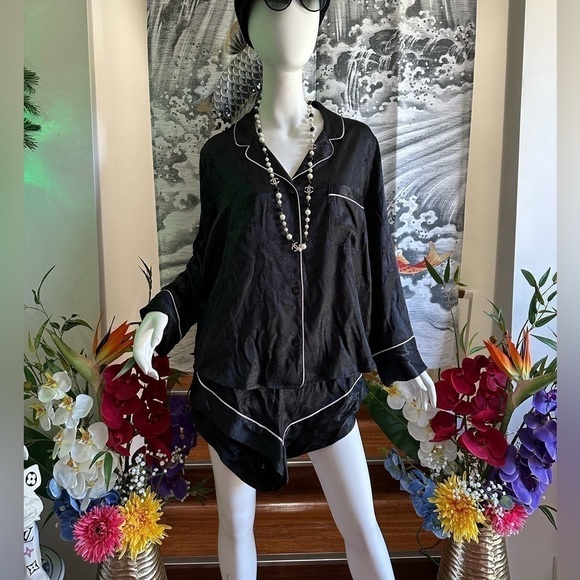 VICTORIA’S SECRET BLACK SATIN SIGNATURE PAJAMAS SHORTS SET WITH WHITE PIPING XL - Picture 3 of 9